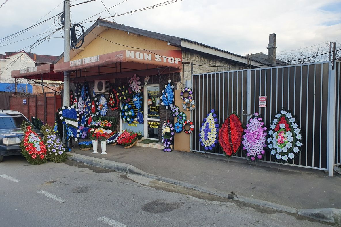  Fără coroane și sicrie pe străzi