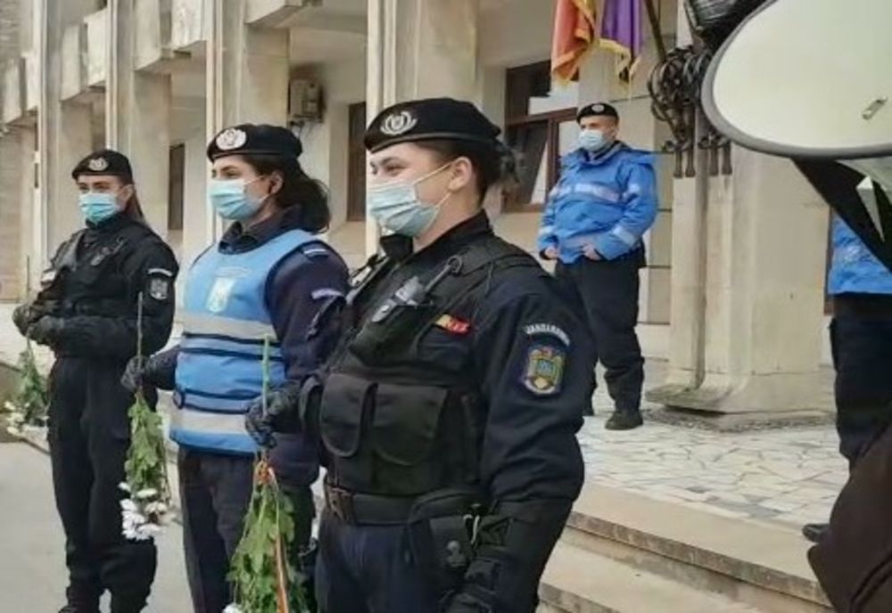 VIDEO Protestatarii au oferit flori jandarmerițelor care asigură ordinea publică la Prefectura Constanța
