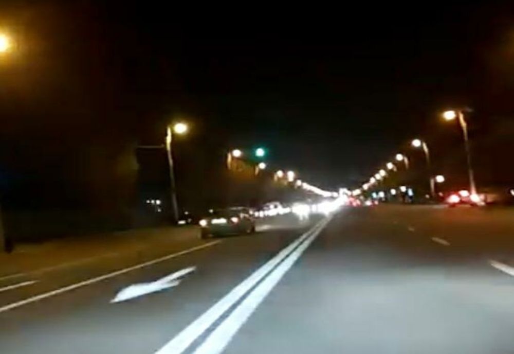 VIDEO| Inconștiență în trafic: Șofer filmat în timp ce conducea pe contrasens pe bulevard 