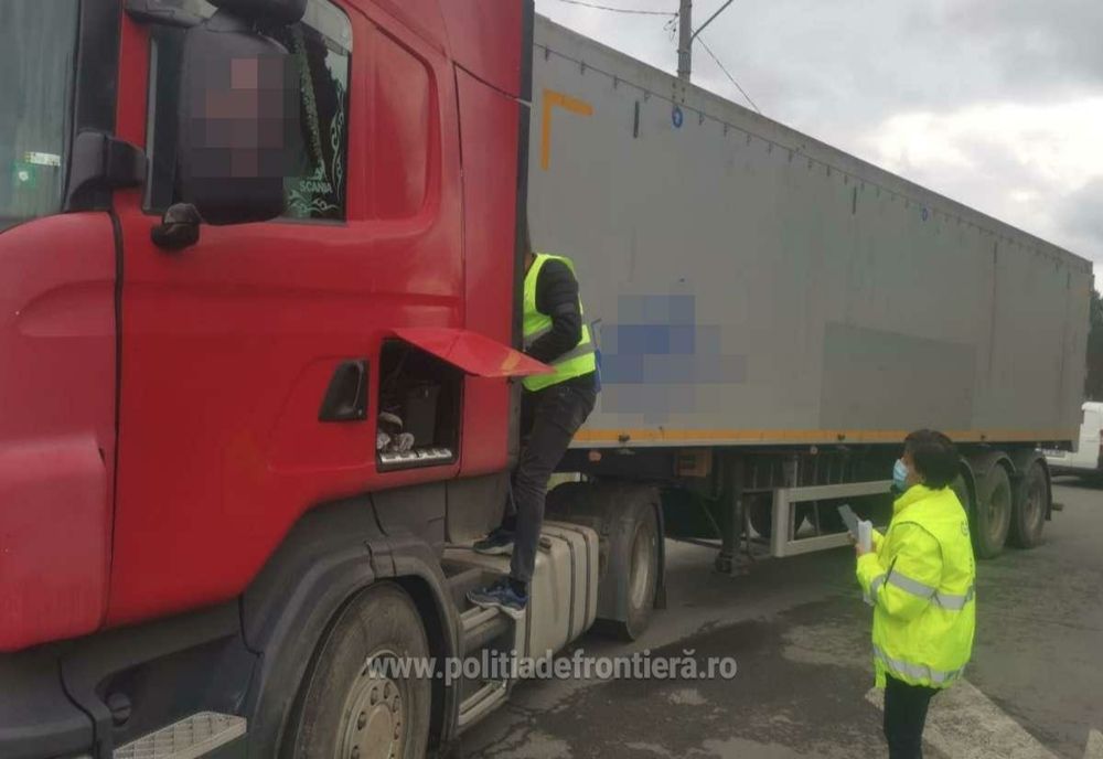 FOTO| Autocamion cu 2,4 tone deșeuri oprit la Negru Vodă