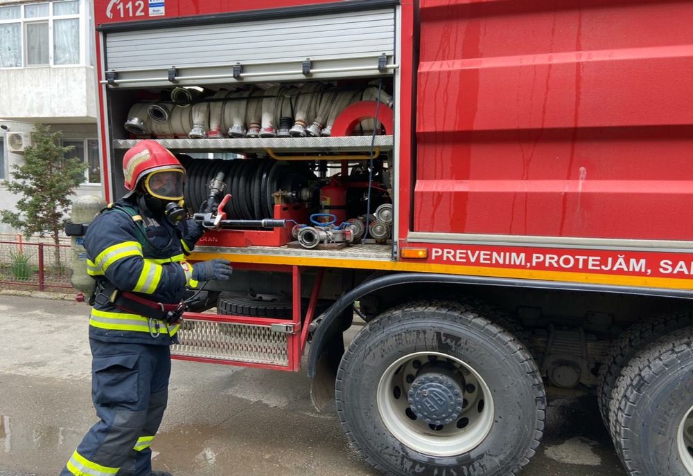 Incendiu într-un bloc din Tulcea. Mai multe persoane s-au autoevacuat