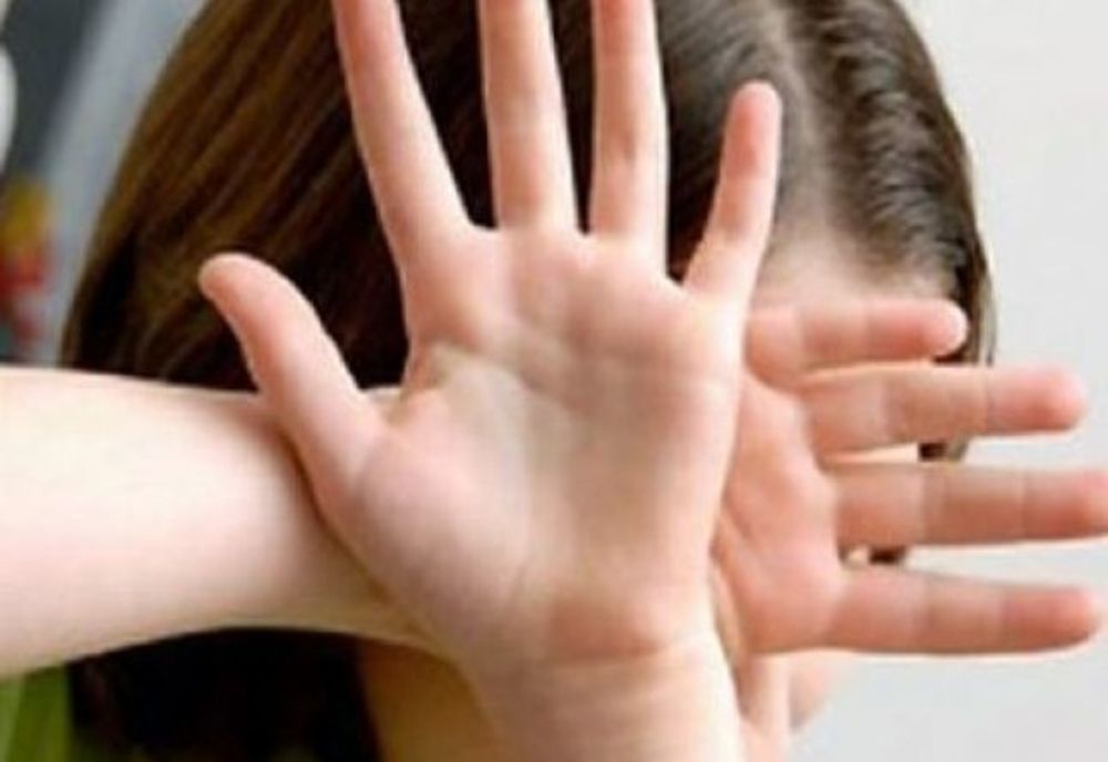 Caz șocant. Și-a bătut copilul de 3 ani până l-a omorât, iar apoi l-a mușcat ca să-și revină