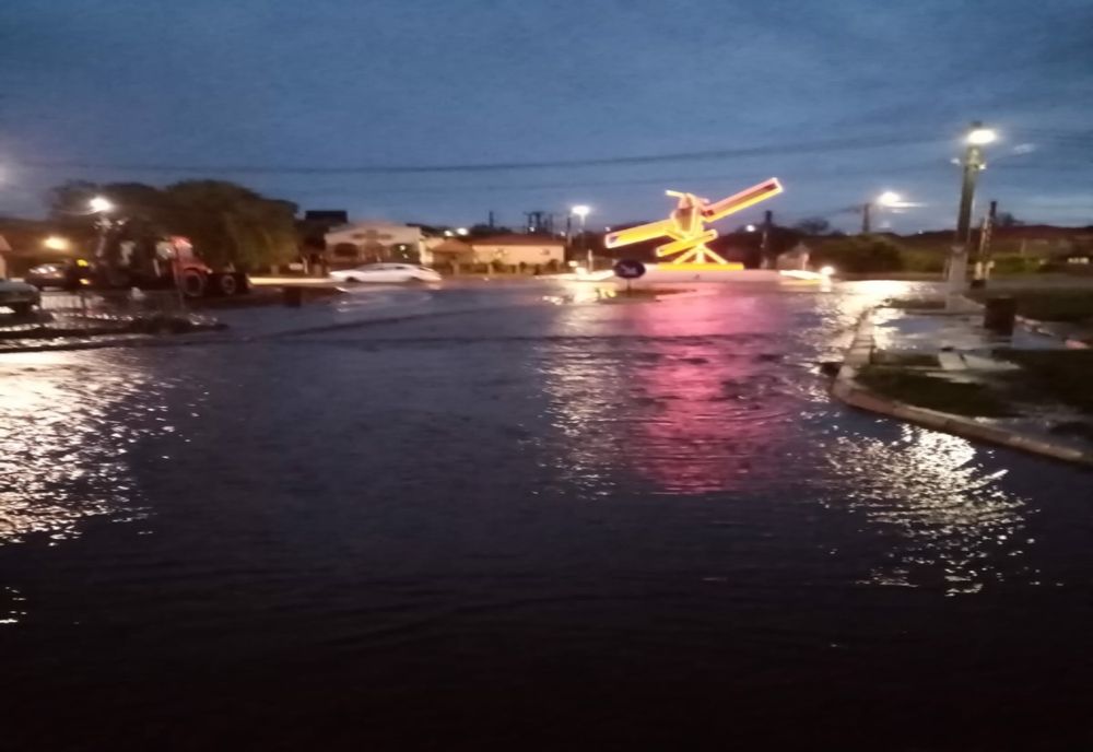 FOTO VIDEO| Ploile au facut prăpăd la Tuzla. Gospodării inundate, mașini avariate, turiști salvați