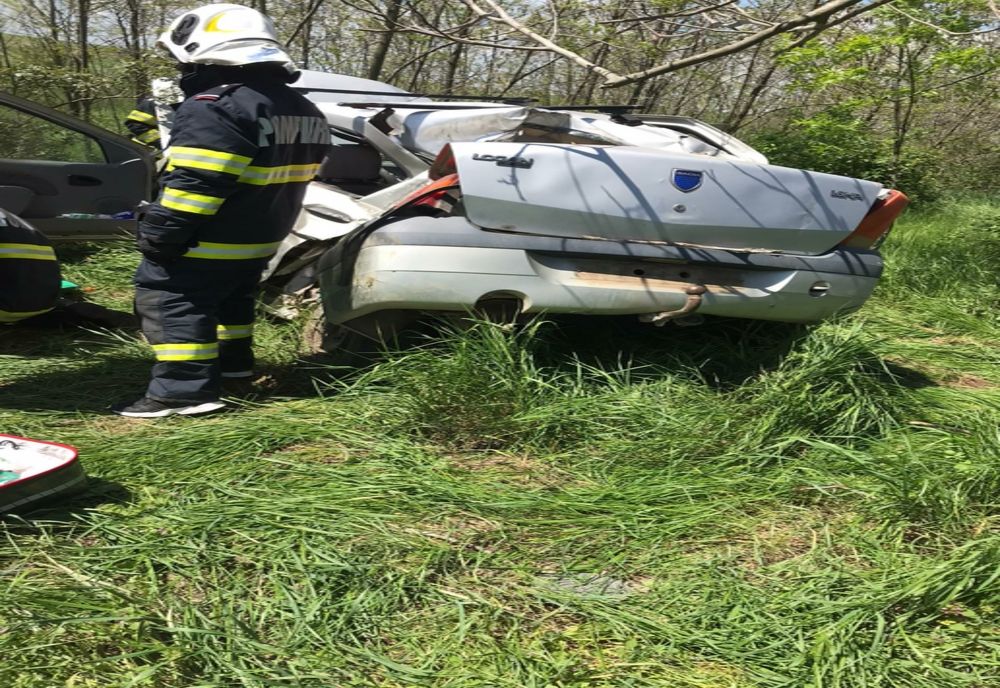 FOTO Accident grav, mașină răsturnată pe DN39