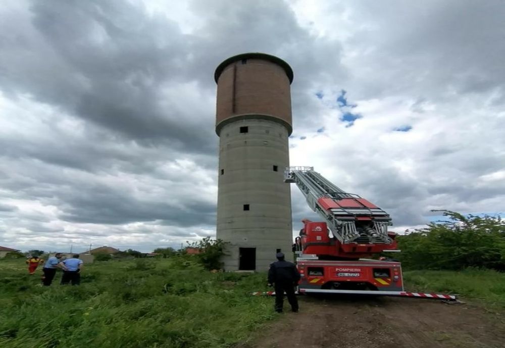 FOTO Tragedie evitată. Copil salvat după ce a căzut într-un castel de apă dezafectat