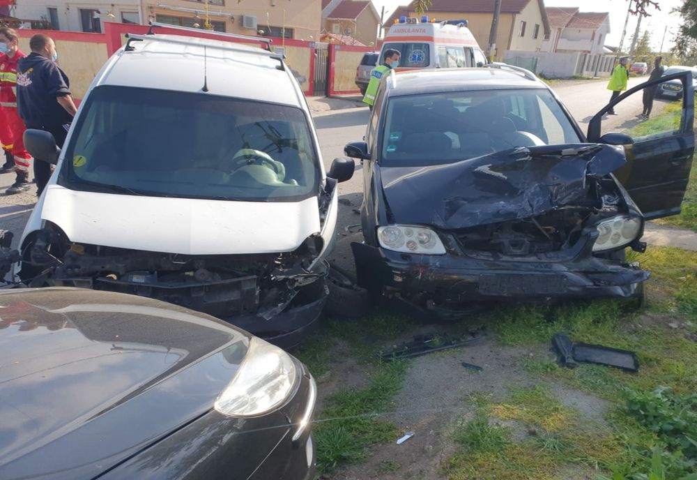 FOTO Accident cu trei mașini la Valu lui Traian