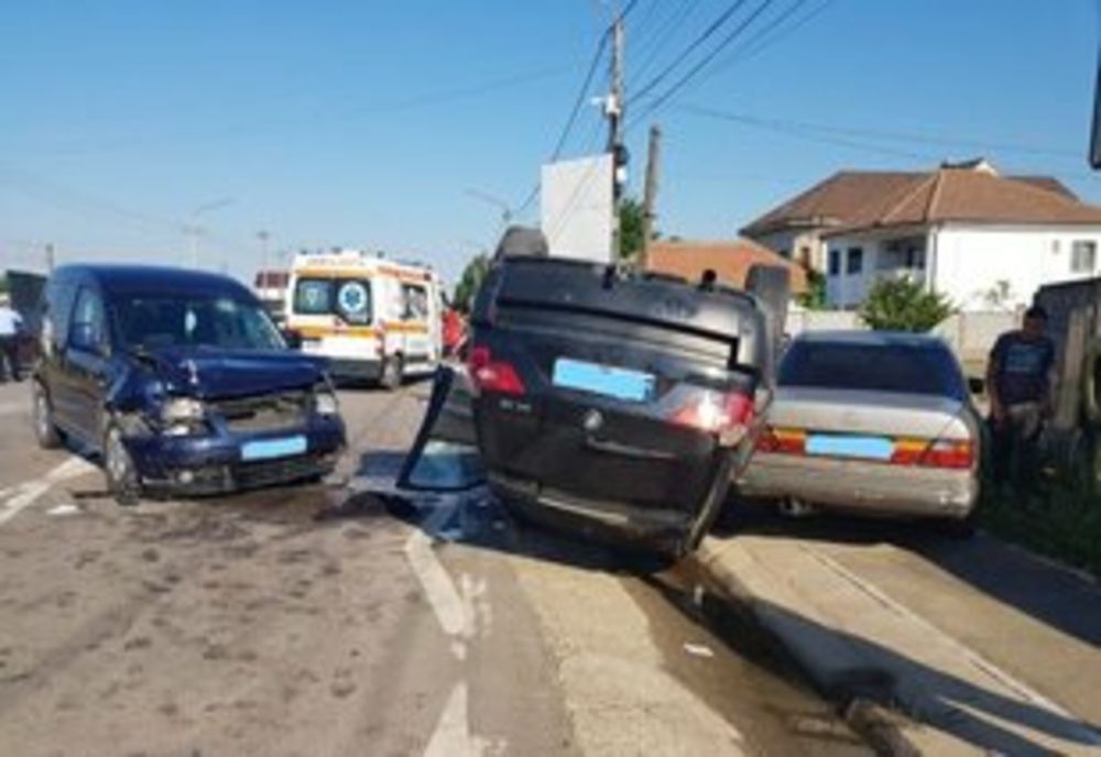 Mașină răsturnată pe șosea. Trei victime