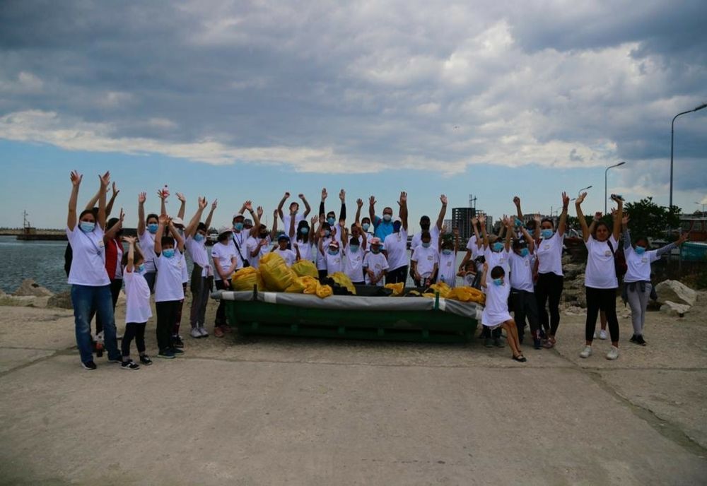 FOTO| Voluntarii au adunat patru mașini de gunoi și deșeuri de pe plaje