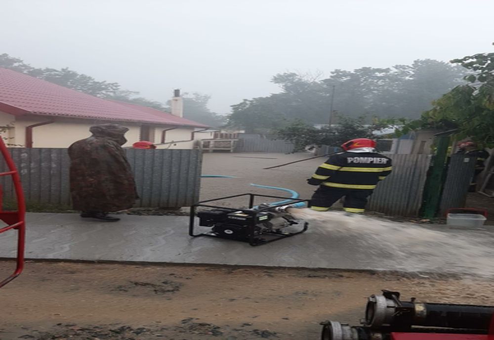  FOTO Județul Tulcea. Gospodării inundate, alunecări de teren, trafic blocat și mesaje RO-Alert