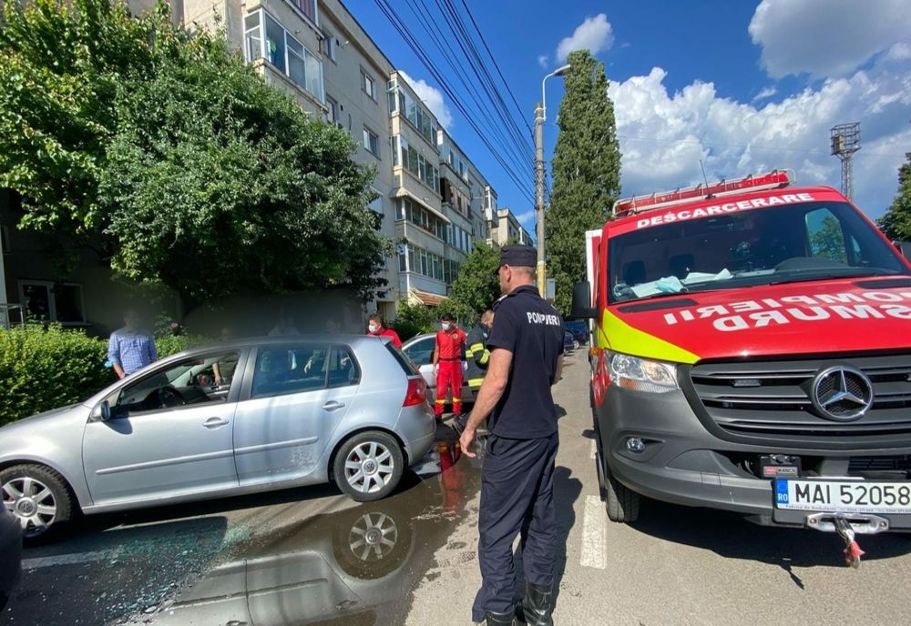 Bebeluș de doar o lună, blocat în mașină, salvat de pompieri