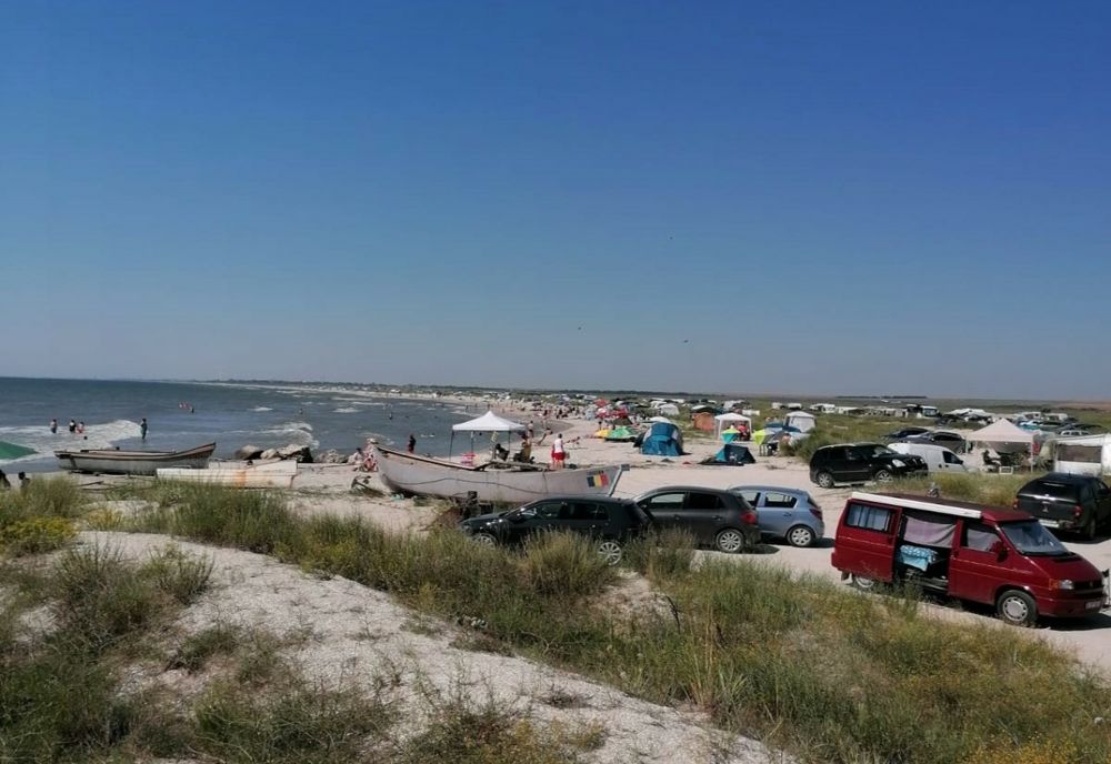FOTO Peste 8.000 de turiști pe plajele sălbatice Vadu, Corbu și Midia, în weekend. Amenzi pe bandă rulantă