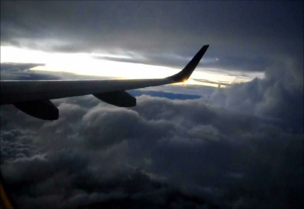 Furtună în București: Un avion deviat la Constanța din cauza fenomenelor meteo
