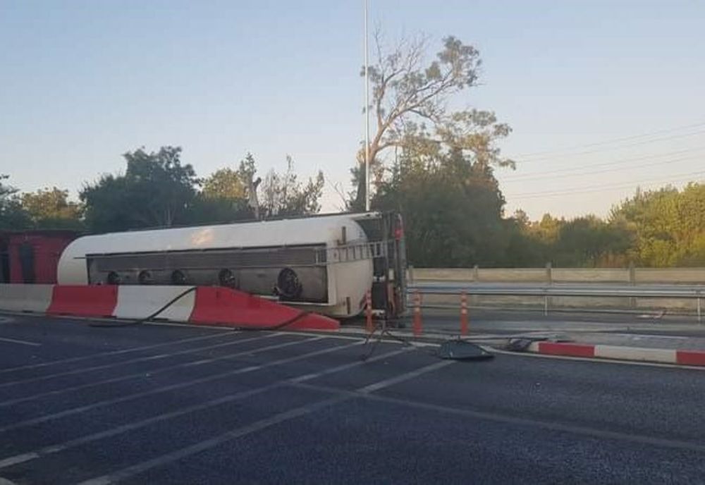 O cisternă încărcată cu motorină s-a răsturnat 