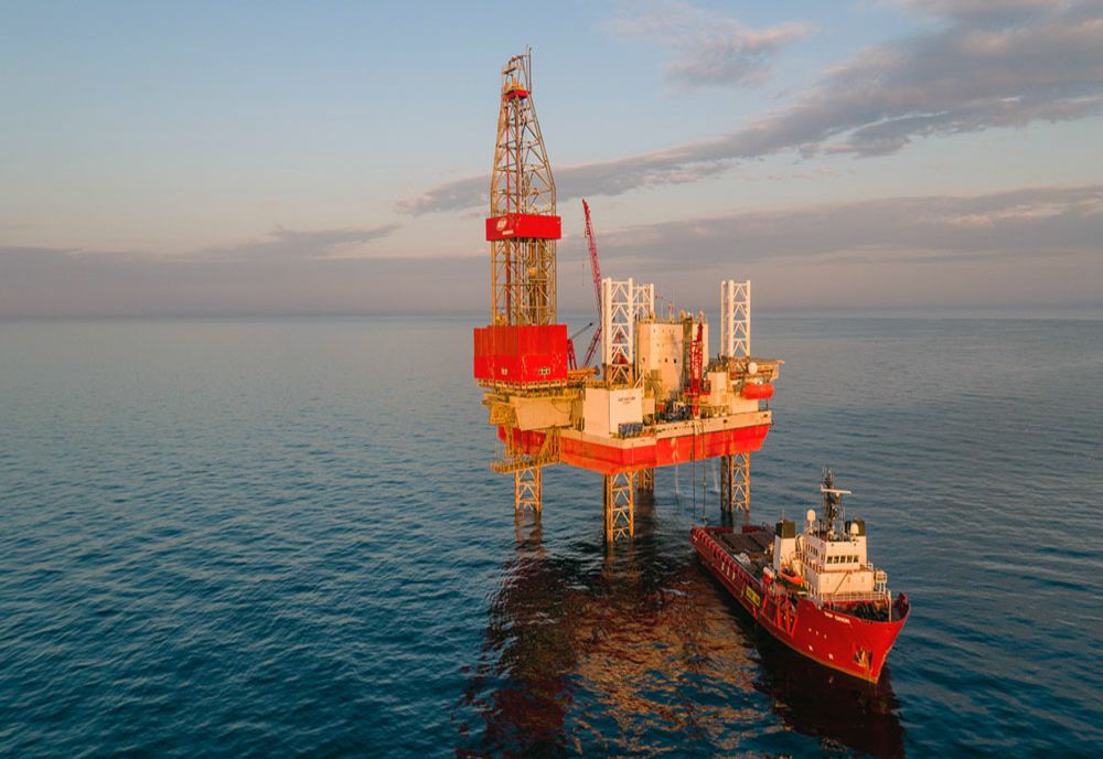 VIDEO Moment important în producția de gaz din Marea Neagră. A fost instalată în larg platforma de producție a gazelor, Ana