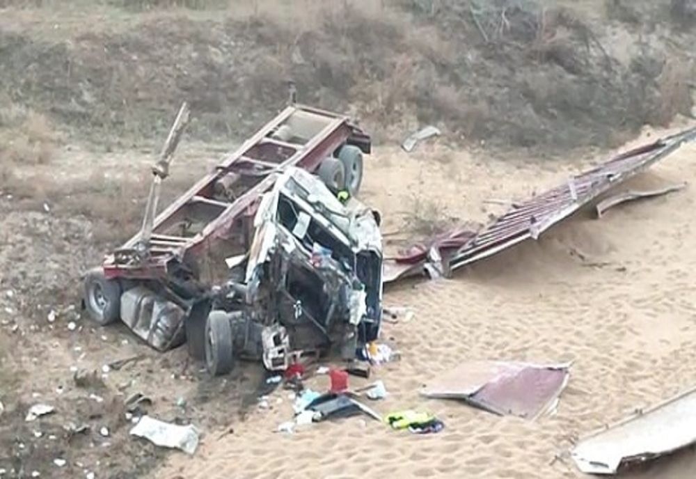 Accident mortal pe A4. Un TIR a trecut peste balustradă și a căzut în gol de la 20 de metri