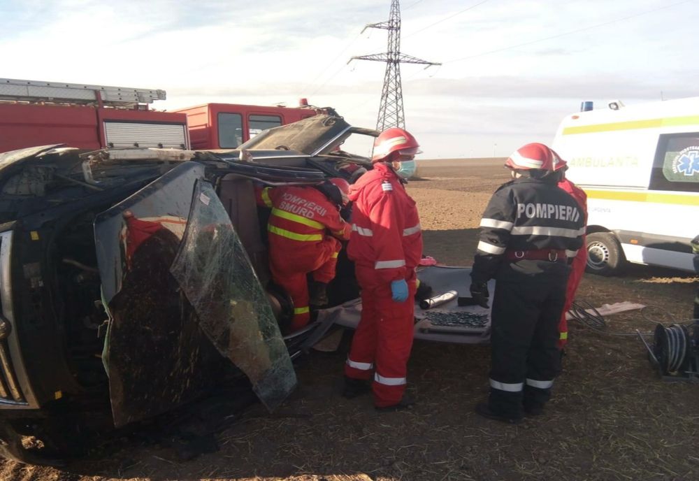FOTO TULCEA Un mort şi trei răniţi după coliziunea dintre două autoturisme