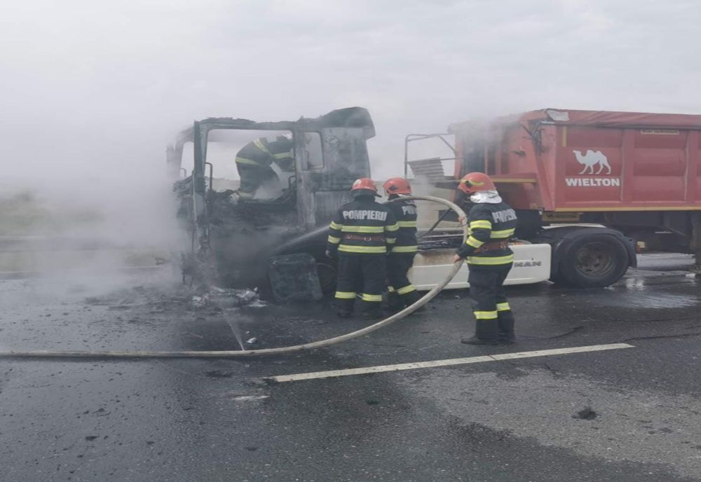 FOTO Alertă pe Autostrada A4. Camion cuprins de flăcări