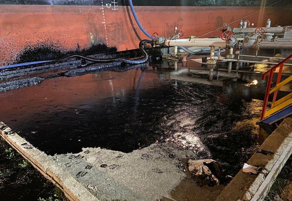 FOTO Alertă în Portul Midia Năvodari! O tonă de păcură s-a scurs în timpul descărcării unei nave