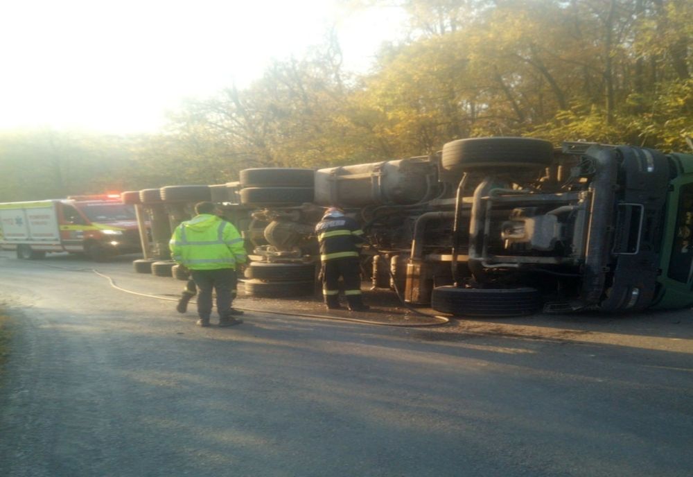 FOTO TIR răsturnat pe șoselele din Constanța. O persoana încarcerată