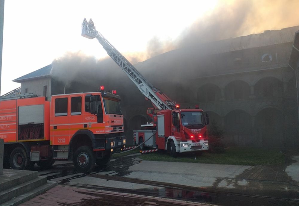 FOTO Incendiu violent la mănăstire