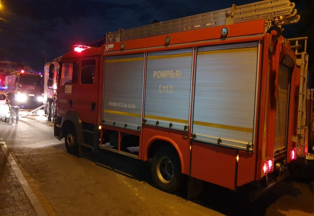 Incendiu la Poarta Albă. Mai multe persoane s-au autoevacuat