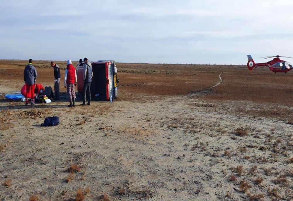 Mașină răsturnată în zona Perișor în Delta Dunării. Intervine elicopterul SMURD