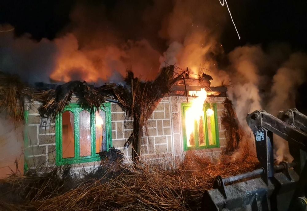 FOTO Casă făcută scrum în prag de sărbători