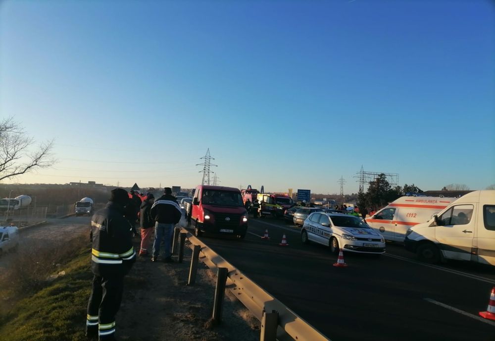 Impact frontal între două autovehicule pe DN2A. O persoană încarcerată