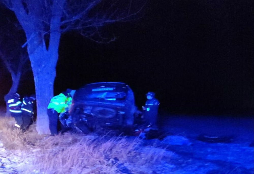 FOTO Impact devastator: Un mort și un rănit grav, după ce mașina în care se aflau a intrat într-un copac