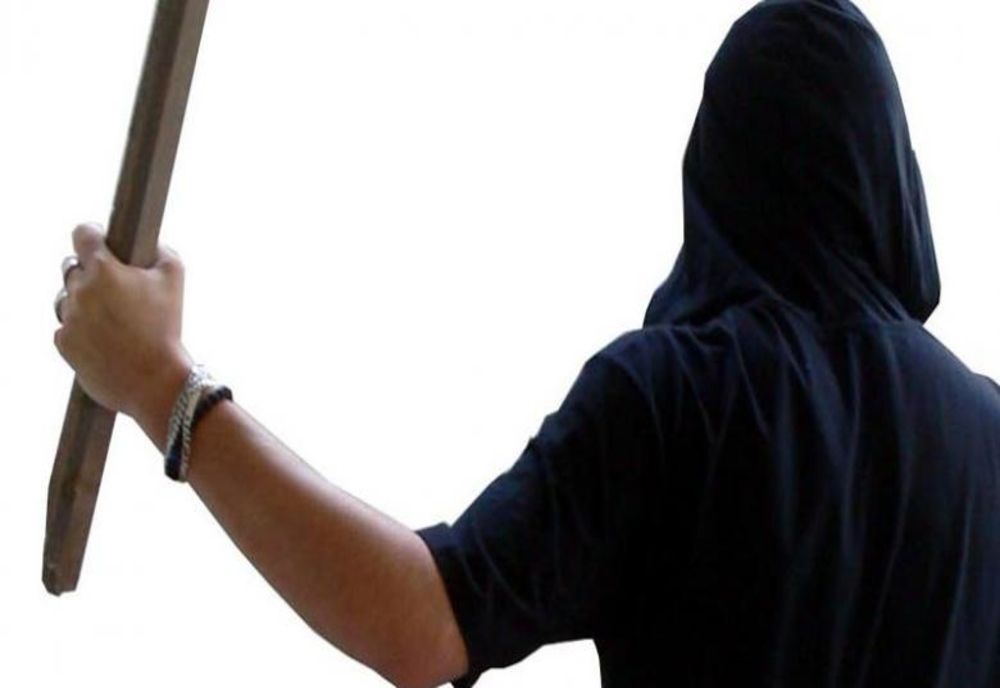 Evacuat din casă după ce și-a bătut crunt tatăl