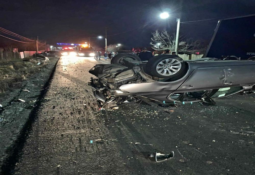 FOTO Accident  violent în Ialomița. Mașini răsturnate, doi tineri la spital