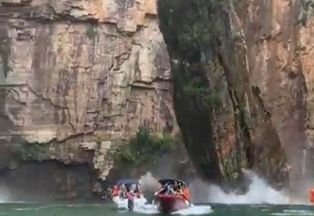 VIDEO Stâncă uriașă prăbușită peste turiști