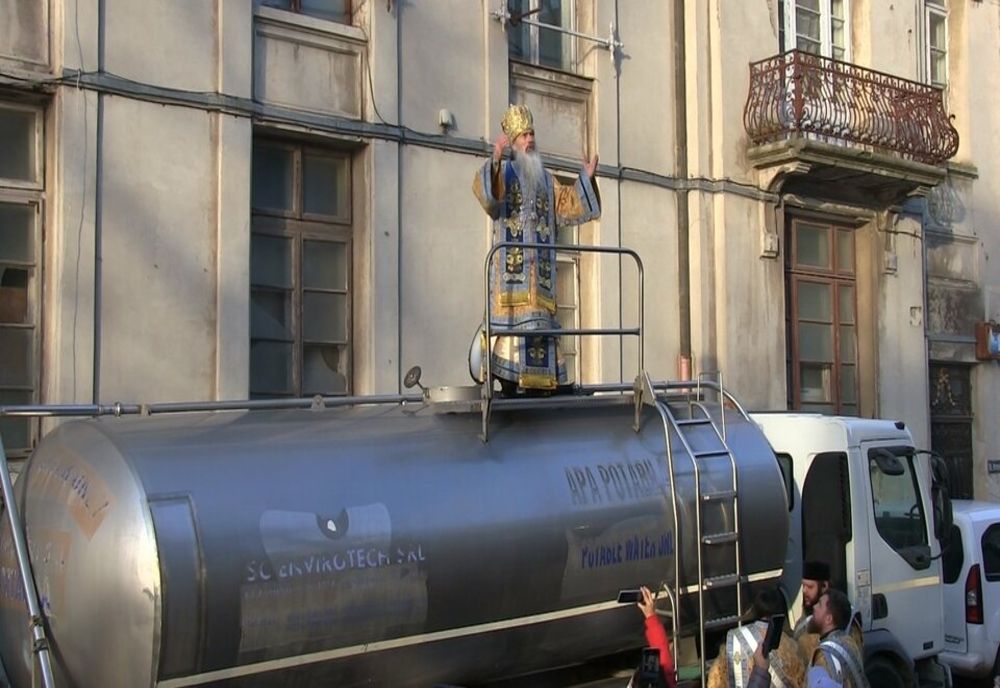 VIDEO FOTO Urcat pe cisternă, IPS Teodosie a sfințit apa în Ajun de Bobotează