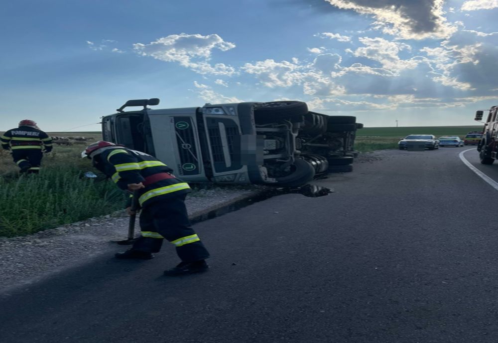 TIR răsturnat pe DN2A. O persoană rănită
