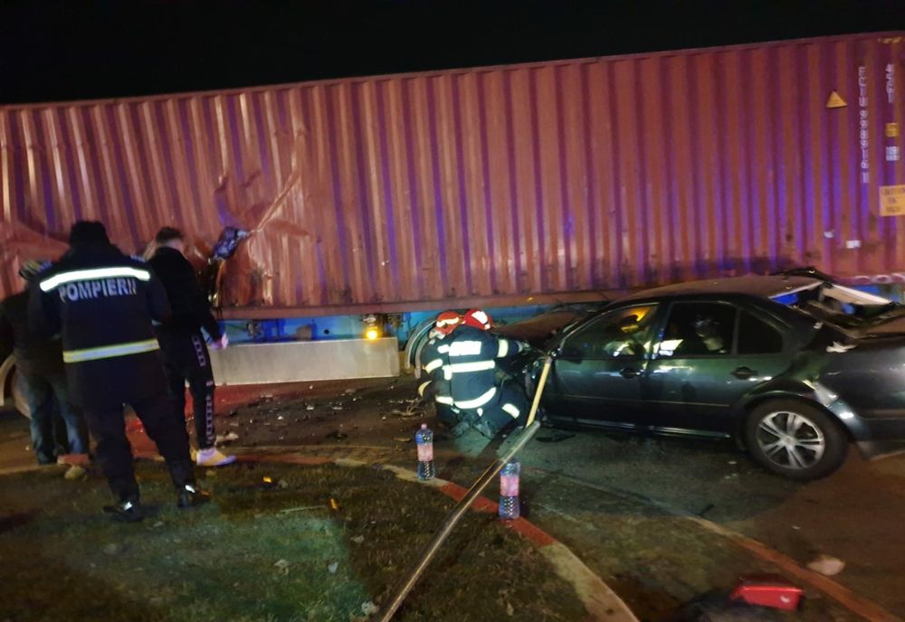 FOTO Accident în Constanța. O mașină a intrat sub un autocamion