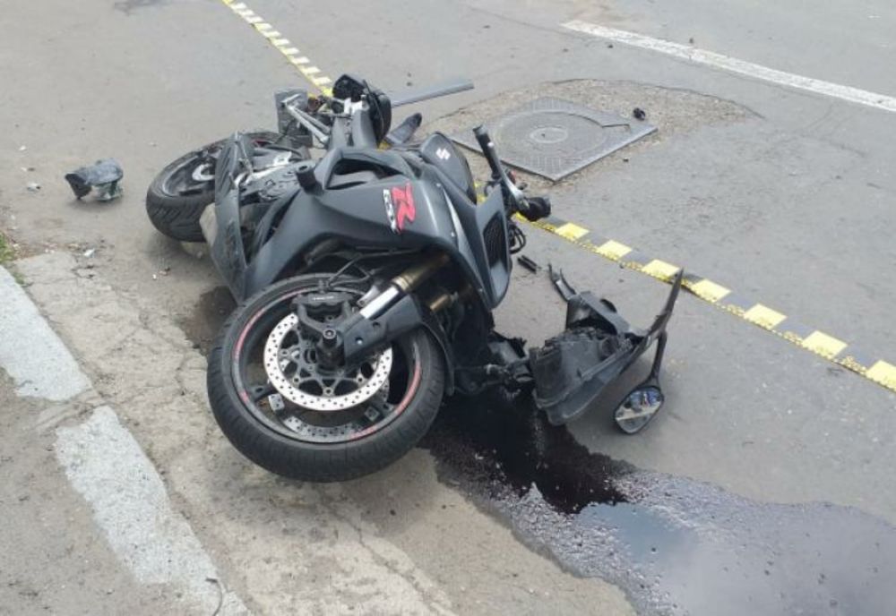 Impact violent între un autoturism și o motocicletă