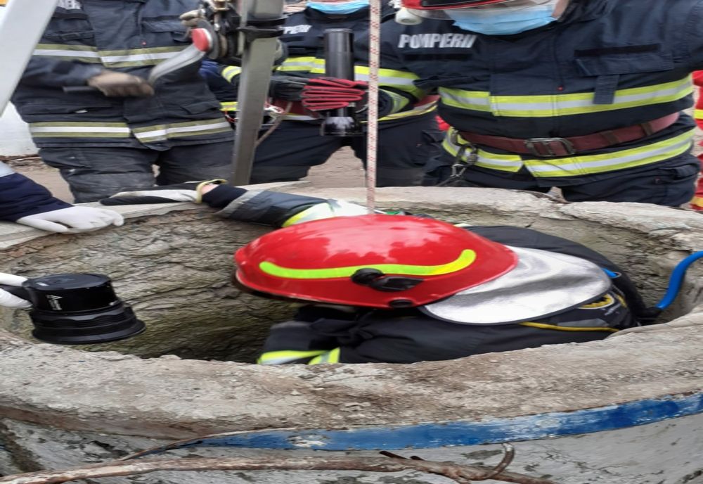 Bărbat băut, căzut într-o fântână, scos de pompieri 