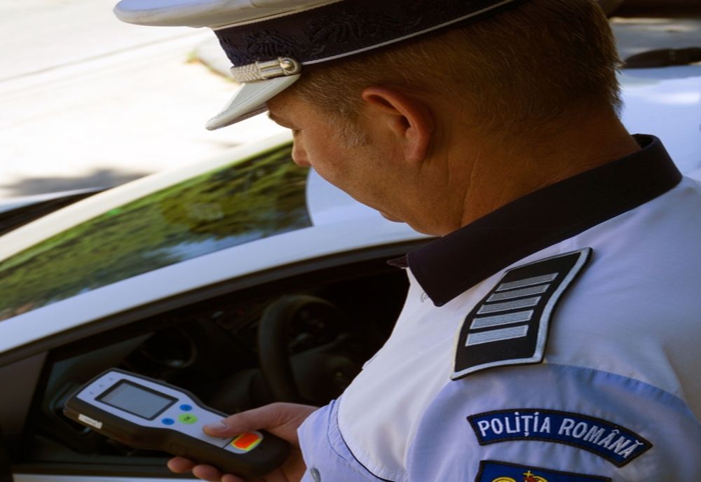 Amețit la volan din cauza consumului de droguri, trezit de polițiști