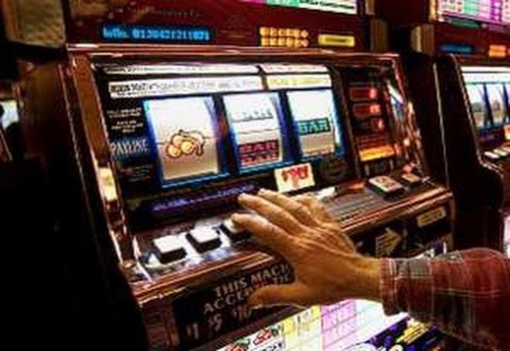 Prinși fără certificat verde la păcănele