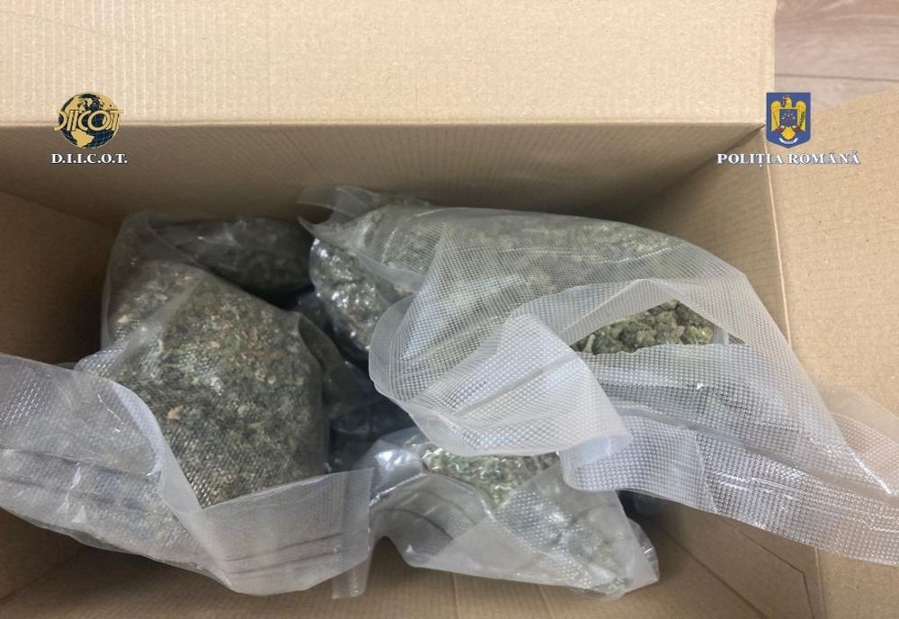 Descinderi la  traficanții de droguri. 2 persoane reținute