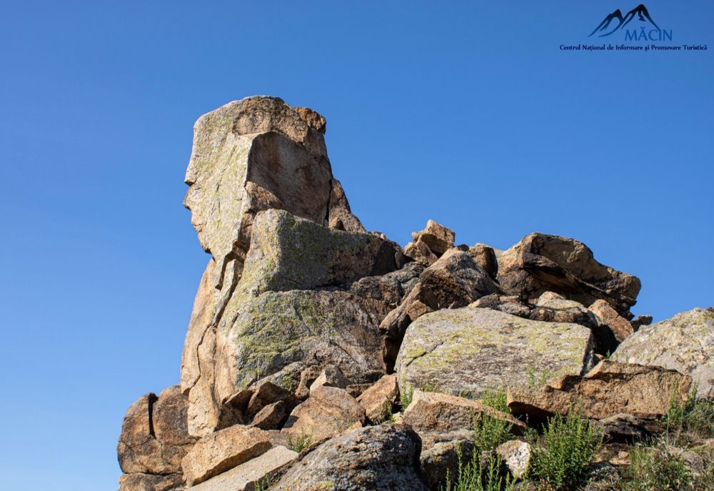 FOTO VIDEO  Munții Măcinului. Culmea Pricopanului - Povestea Uriașilor