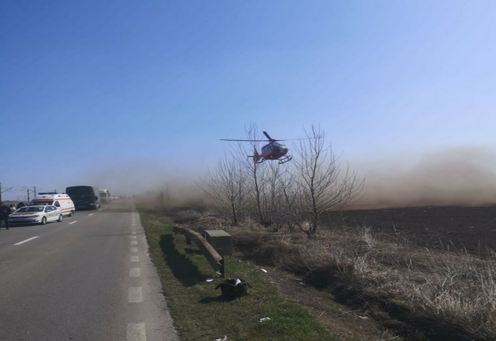 FOTO Mașină răsturnată: 5 victime printre care doi copii. Intervine elicopterul SMURD