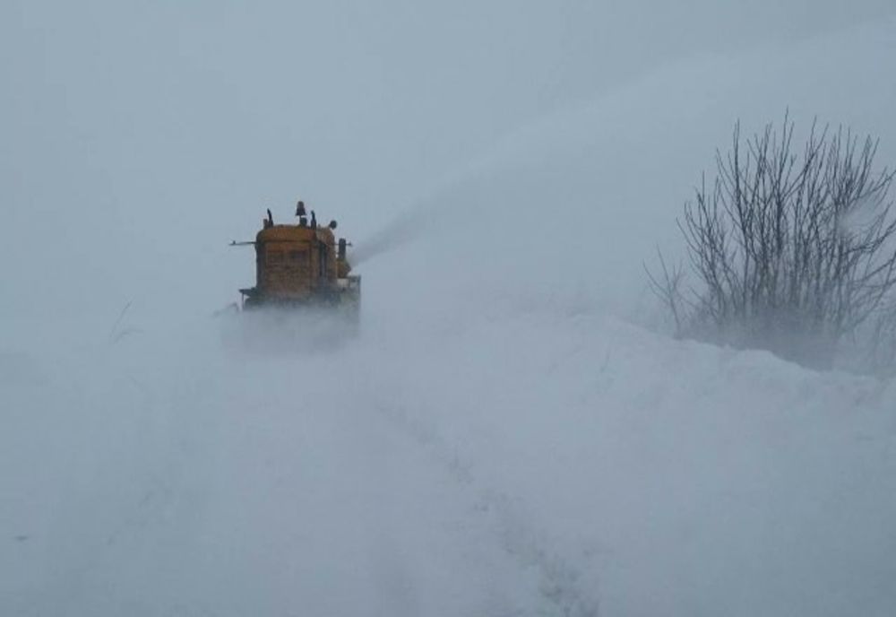 VIDEO Traficul rutier închis din cauza VISCOLULUI pe DJ 224, între localitățile Crucea și Băltăgești