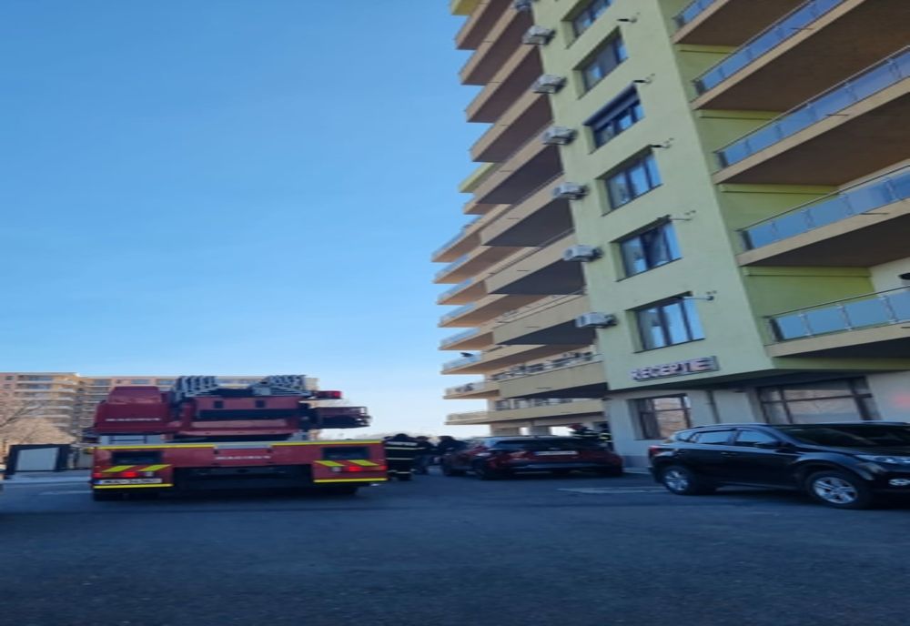 FOTO VIDEO Panică într-un bloc din Mamaia. 50 de persoane evacuate din cauza unui incendiu