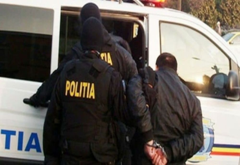 Un arestat la domiciliu, prins la plimbare de poliţişti. Ce a pățit bărbatul