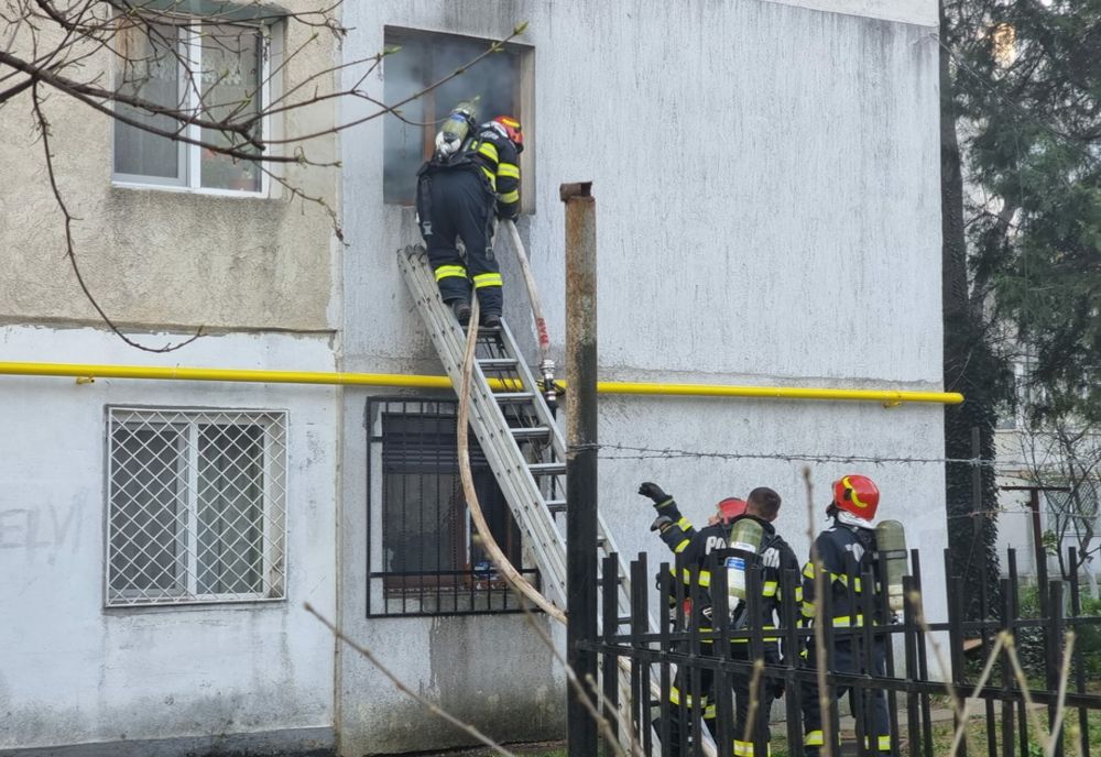 FOTO VIDEO Incendiu puternic într-un apartament din Constanța. Proprietara a ajuns la spital