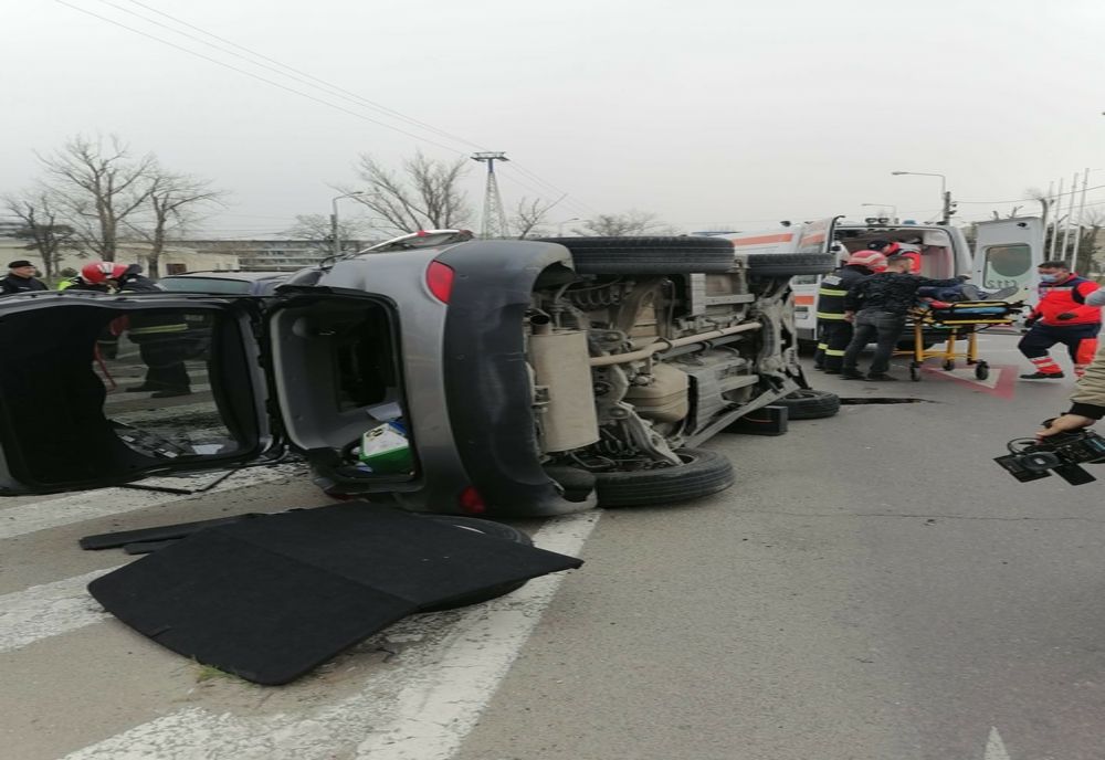 FOTO Accident grav în Mamaia. Mașină răsturnată