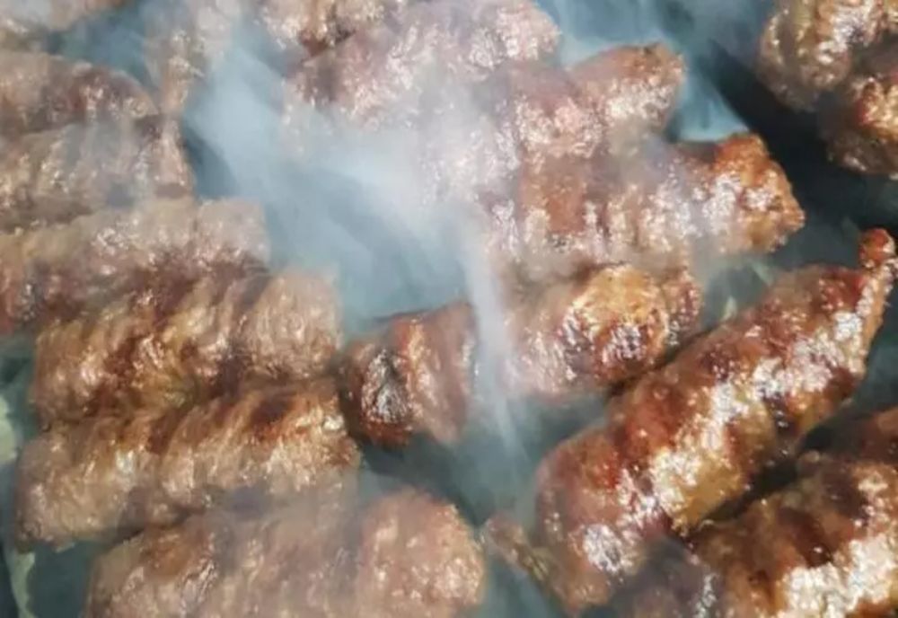 Românii se pregătesc de 1 Mai cu mici şi bere. Avertismentul ANPC: la ce trebuie să fie atenți