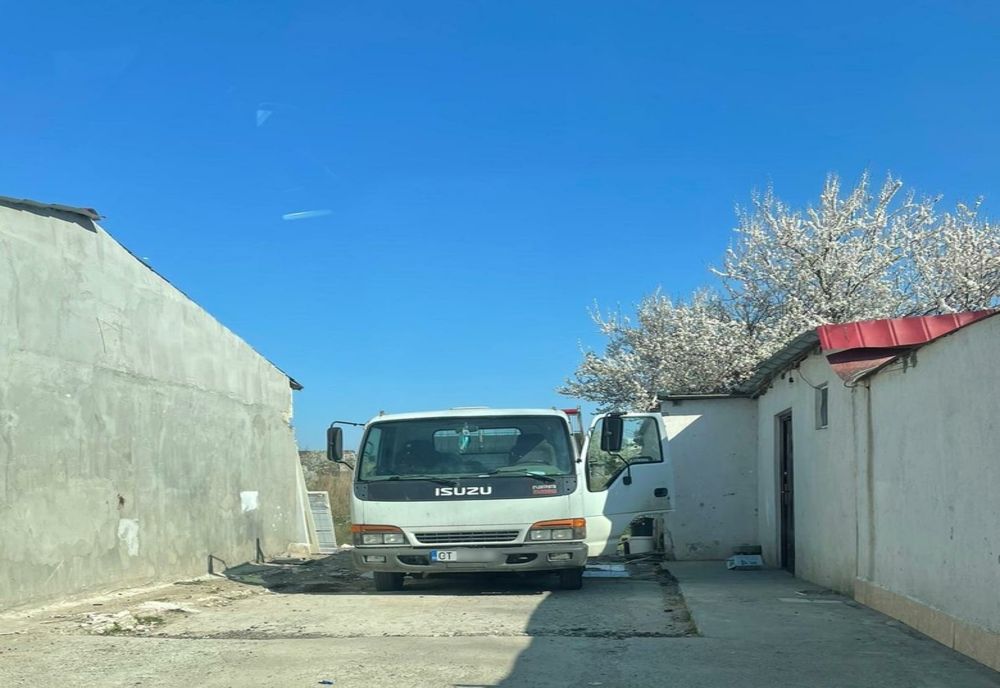 Mașină confiscată și amendă drastică pentru un bărbat prins că arunca moloz 