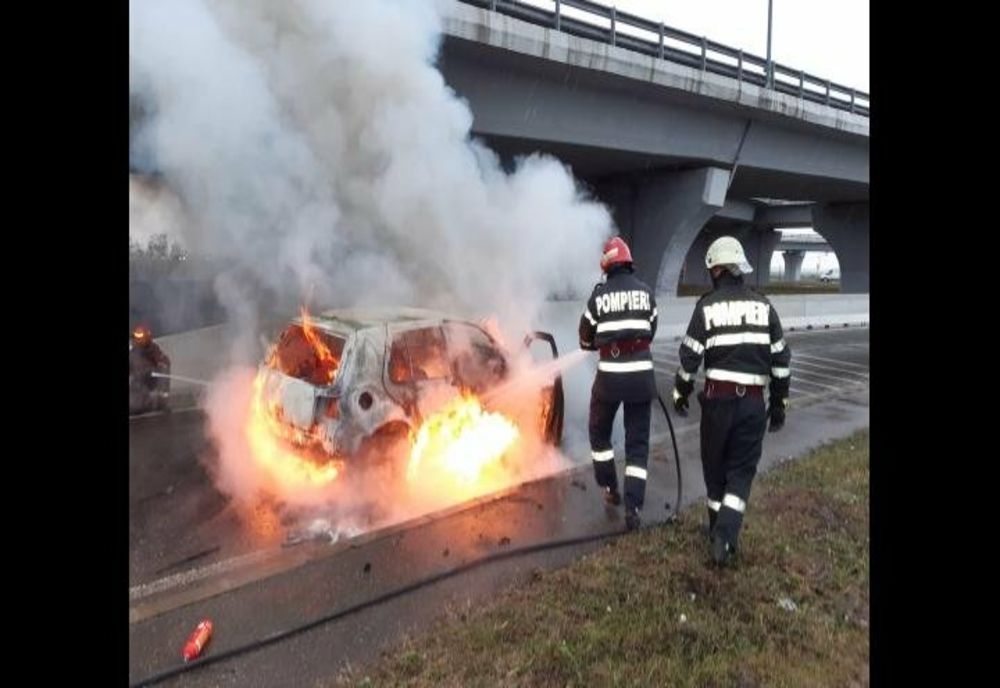 Mașină cuprinsă de flăcări în Venus. O persoană cu atac de panică